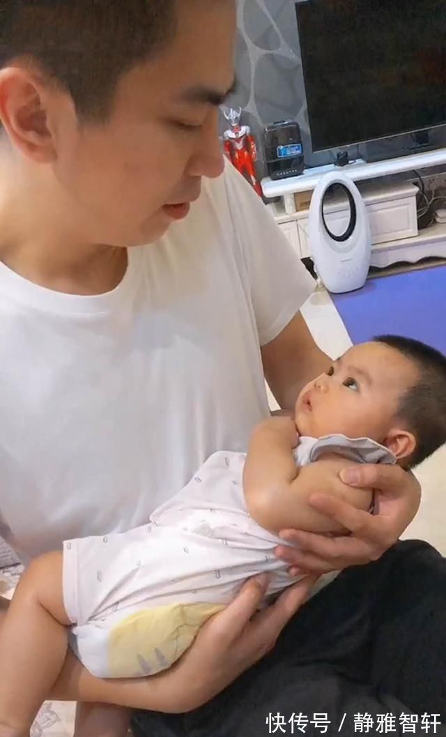 大约在冬季|爸爸强硬“命令”宝宝睡觉,宝宝趴爸爸怀里假睡,大眼睛滴溜溜乱转笑翻妈妈