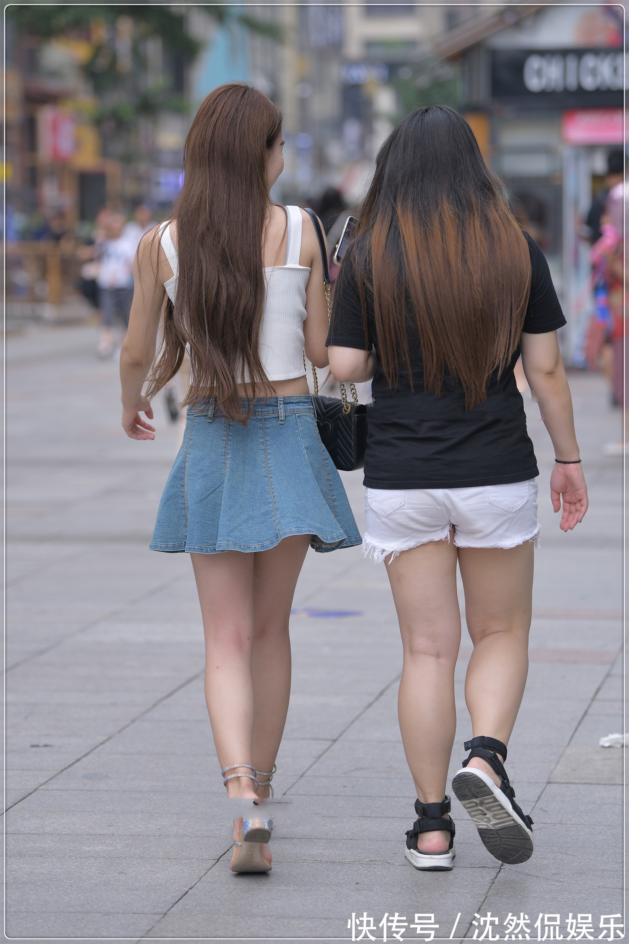 甜美可爱 针织吊带搭配牛仔短裙,甜美可爱,淑女范十足