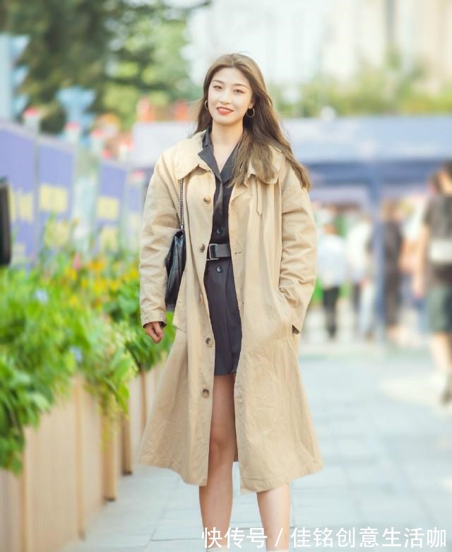 风衣 今年流行不累脚的“裸靴”,搭连衣裙+风衣,洋气显瘦又有女人味!