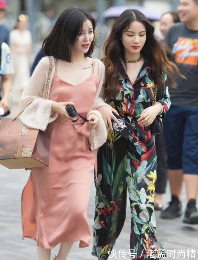 闺蜜|街拍:两个美女太默契了,一个穿睡裙,一个穿睡衣,真不愧是好闺蜜