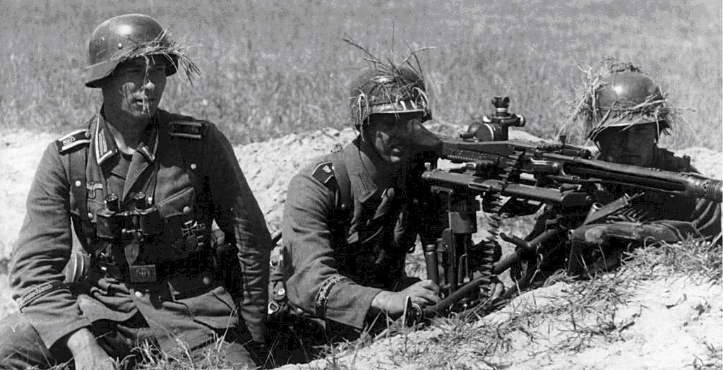 德国军队|二战6名德军被埋防空洞，6年后获救已不成人样，他们经历了什么？