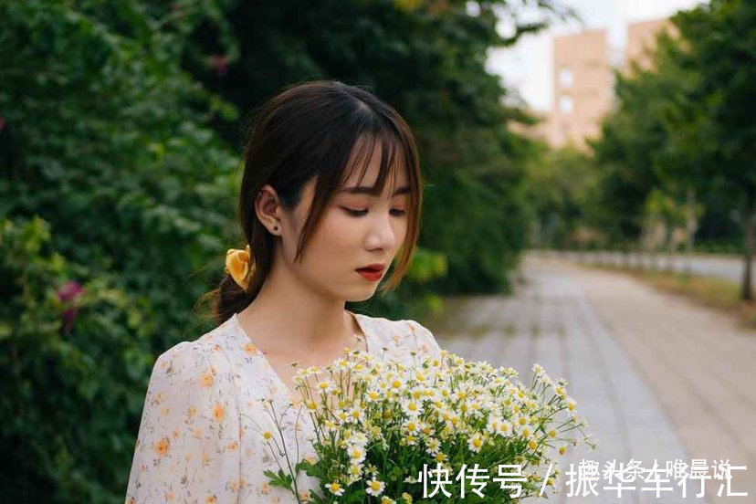 准公公!姑娘跟未婚夫回家,饭点上桌吃饭,被准公公批评:没家教