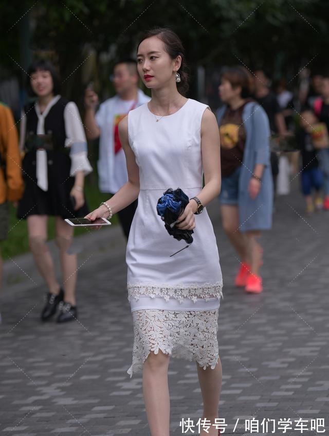 高端 白色圆领无袖连衣裙,搭配珍珠手链高贵无比,搭配红手表显得职场!