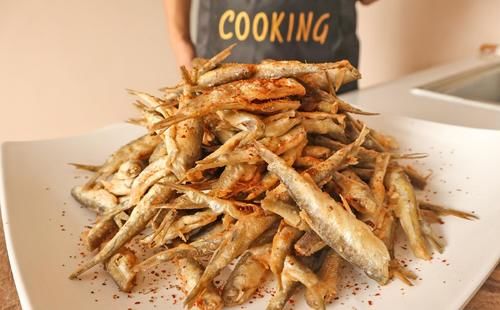 干炸|想吃“干炸小白条”别出去买了,大厨教你在家做,焦香酥脆吃过瘾