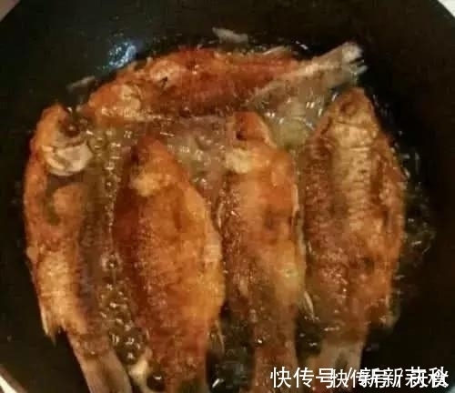 香酥鲫鱼|做鲫鱼时,加一点它,鱼刺“化于无形中”,从头吃到尾连渣都不剩