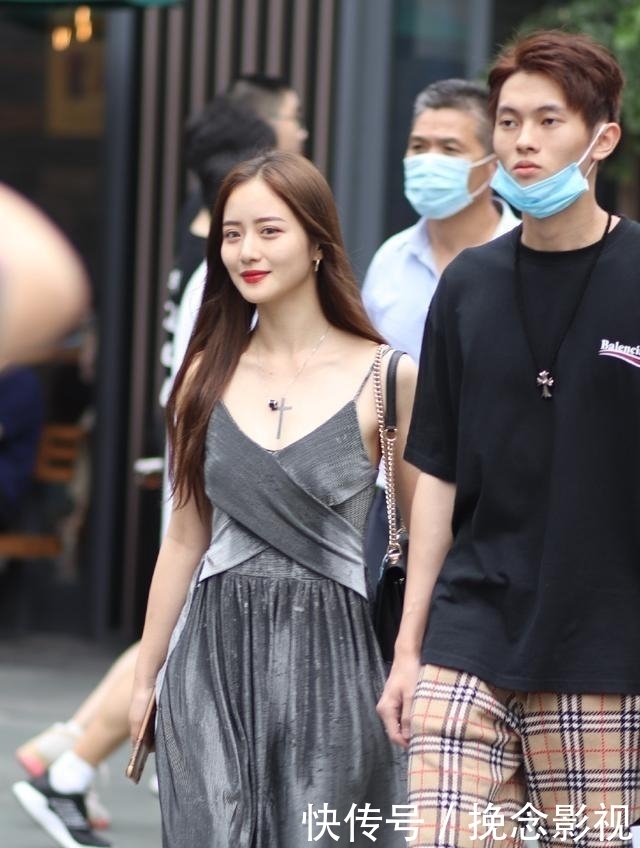 连衣裙的打扮显出典雅气质,穿出不同的感觉