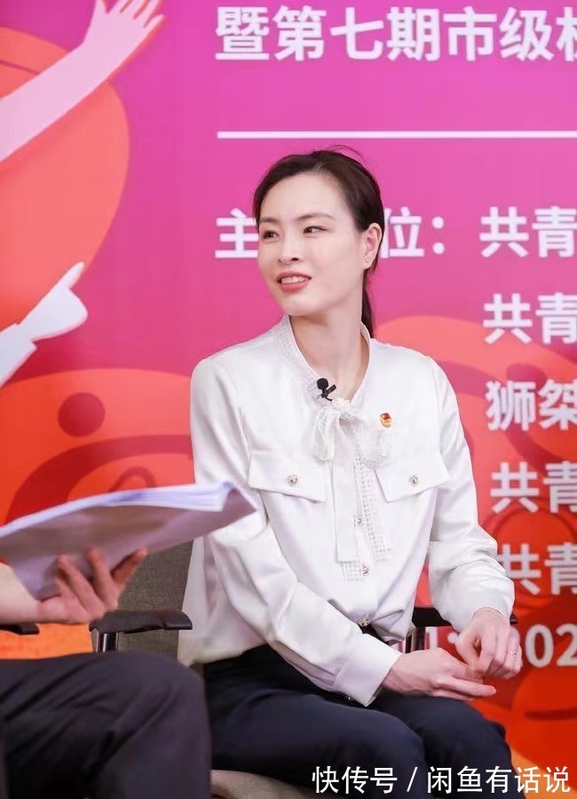 单调|吴敏霞孕后首露面,和老公同穿基础款走机场,打扮低调像邻家姐姐