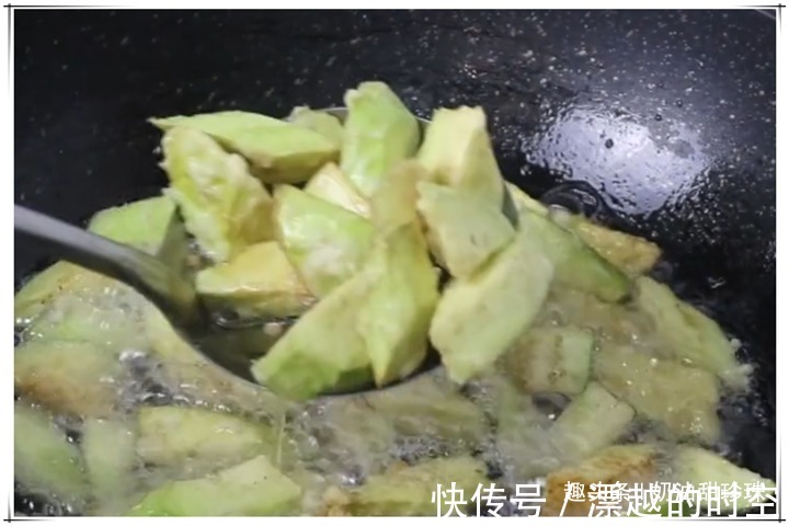 肉末茄子最好吃的做法,吃起来比肉都香,每次炒10根茄子都不够