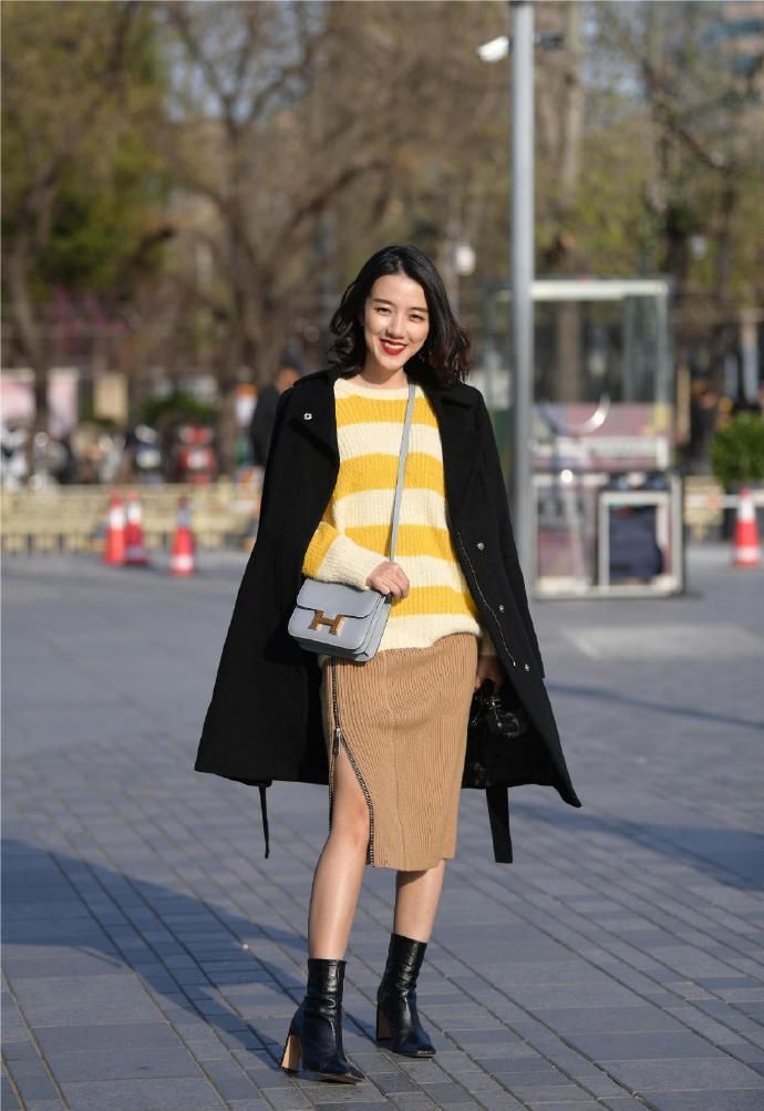 风衣|街拍：美女黑色风衣披在肩上，非常个性，而且笑起来很迷人！