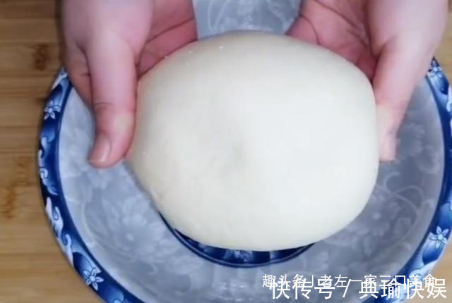 早餐别再出去买了，面粉里打1个鸡蛋，筷子搅一搅，2分钟就能吃