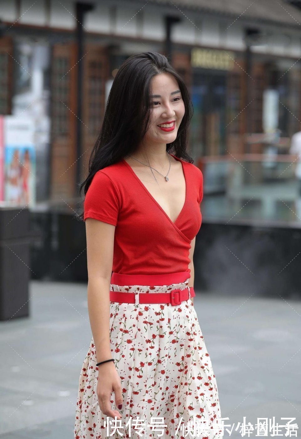 短袖|天生丽质的小姐姐,红色短袖搭碎花长裙,让人看起来满满的气质感