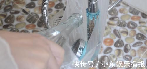 塑料袋|淋浴喷头堵了不用怕,学会这诀窍,只需一个塑料袋就能轻松解决