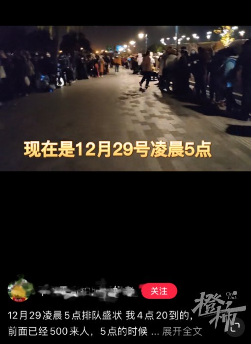 度假区|凌晨3点，5000多人在迪士尼排队只为买玩偶！还有人崩溃下跪…网友:我看不懂