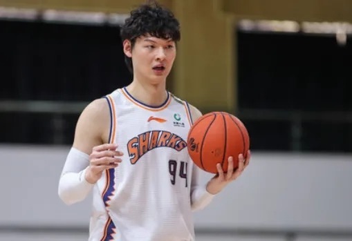 nb就问CBA还有谁?王哲林辗转NBA三队,本尊晒图,穿尼克斯帅气球衣