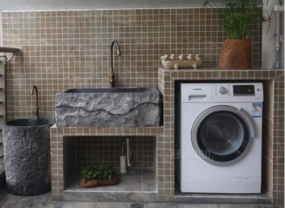 阳台上|邻居在阳台上放洗衣机,让师傅多砌一个小地台,排水快又环保