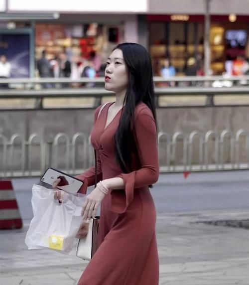 服饰|长发小姐姐穿着一袭樱桃裙，精致妆容让人难忘！亮眼十足！
