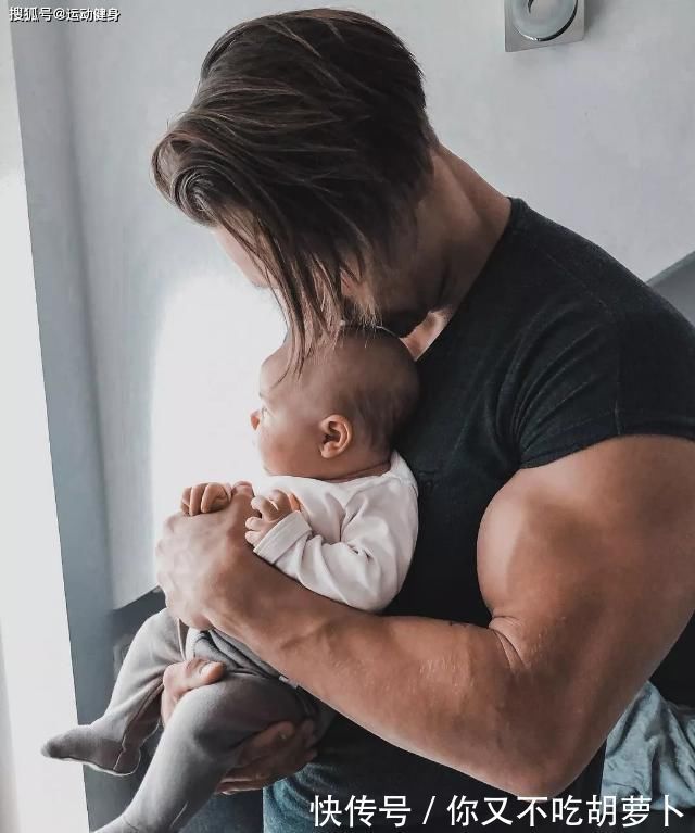 撸铁|臂围45cm，二头肌似小山包的猛汉奶爸，还自带肌肉抽筋绝活