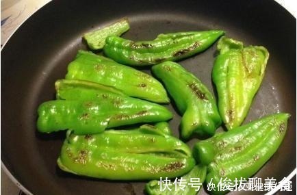 做虎皮青椒还在直接倒油煎大错特错!多加3步,辣椒香脆更鲜香