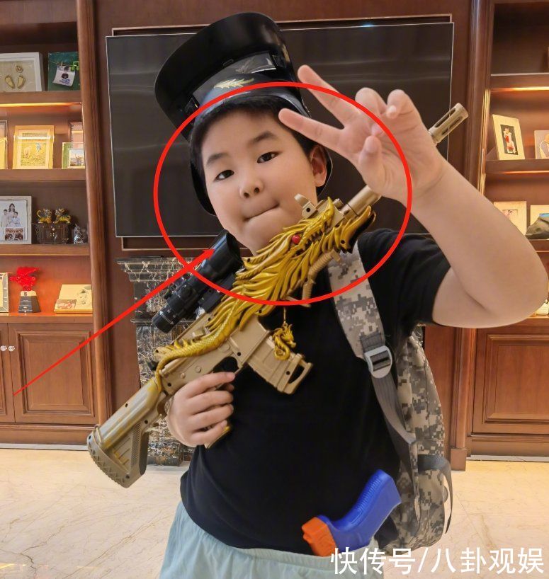 安吉 沙溢带俩儿子录制《跑男》，安吉消瘦不少，小鱼儿却胖到快认不出