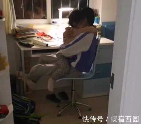 写作业|哥哥在写作业,妹妹哭着跑进来,哥哥的行为让人觉得真暖心
