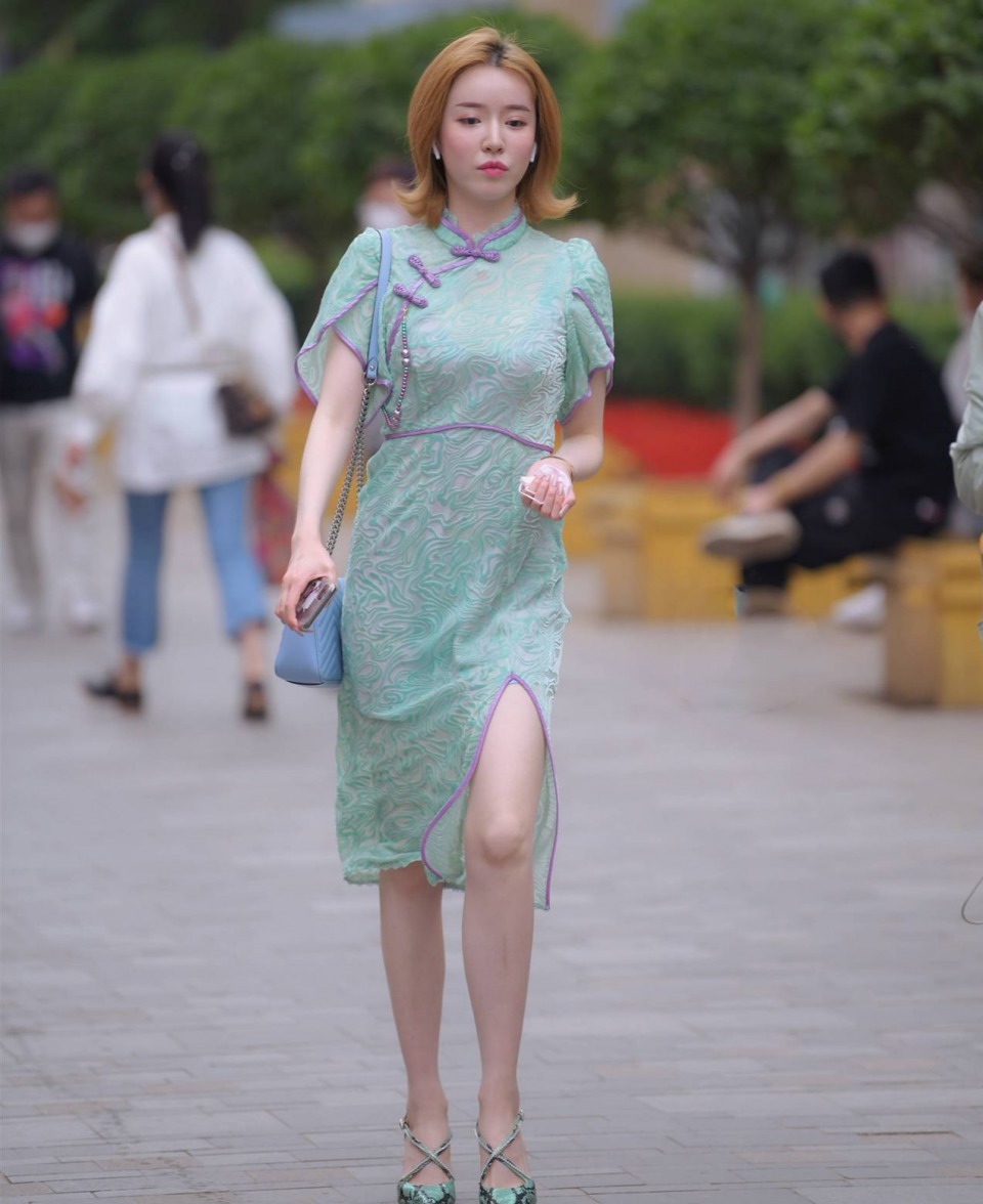 女人|美女街拍:气质脱俗的小姐姐,时尚穿搭浅绿色连衣裙,尽显女人味十足