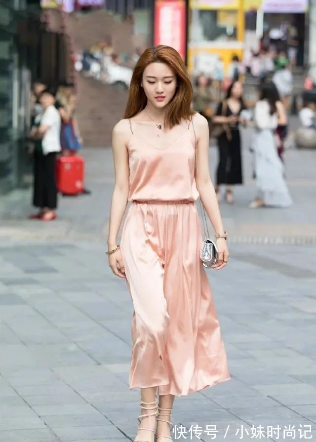 蕾丝 连衣裙穿搭也可以酷酷哒,把女生烘托得亭亭玉立,令人舒适