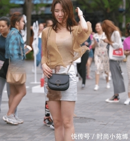 穿搭","m":"adc26c4538bf29bee2c374ed476d05b4fbaaf88e","nlabel":"stat_367298847:zm.news.so.com:5b+r5LmQ5bCP6b6Z5YS/,pageType_zmt,glevel_3","ntag":"tfashion;sfashion_时尚;kfashion_1:穿搭;kfashion_1:连衣裙;call_P:全类:衬衫:针