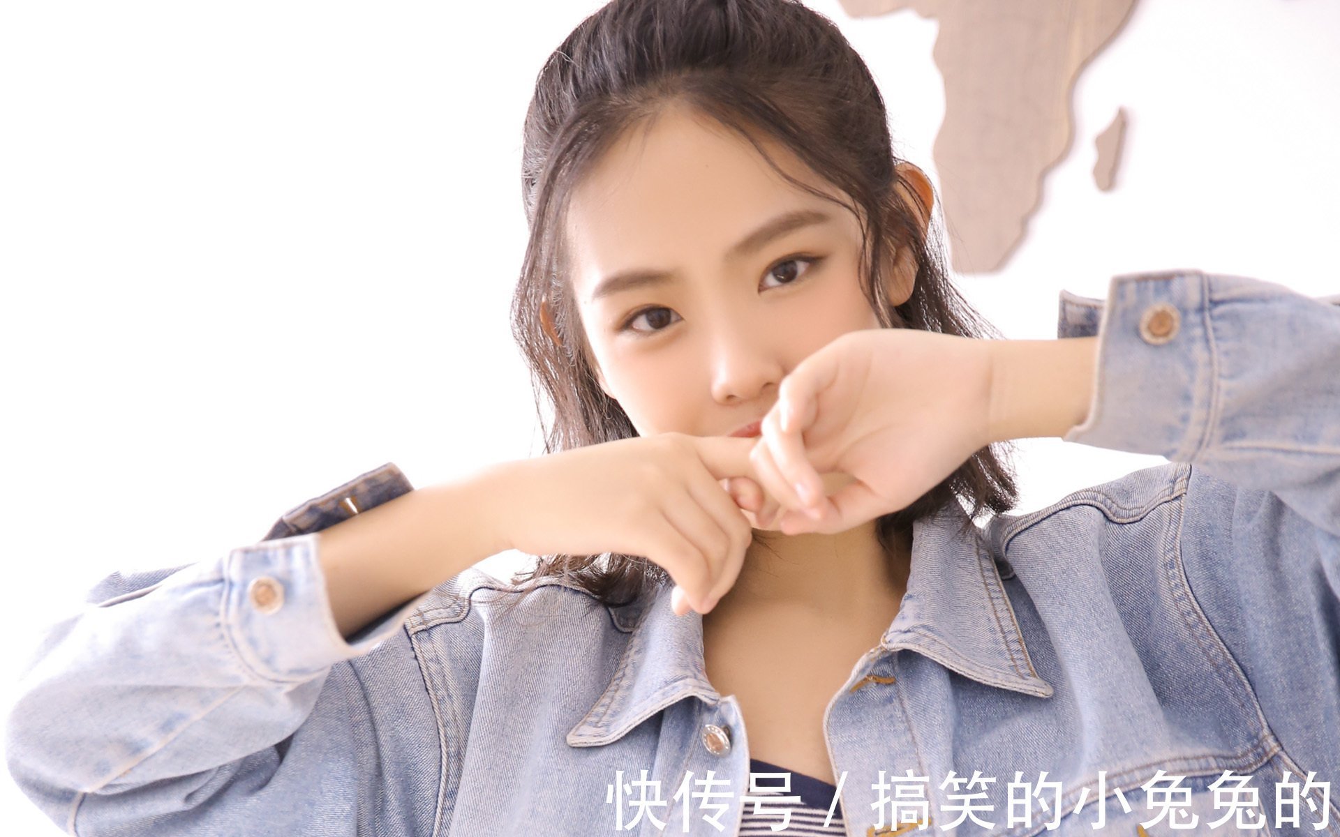 |搞笑GIF段子:牛:羡慕不,快开心起来吧!