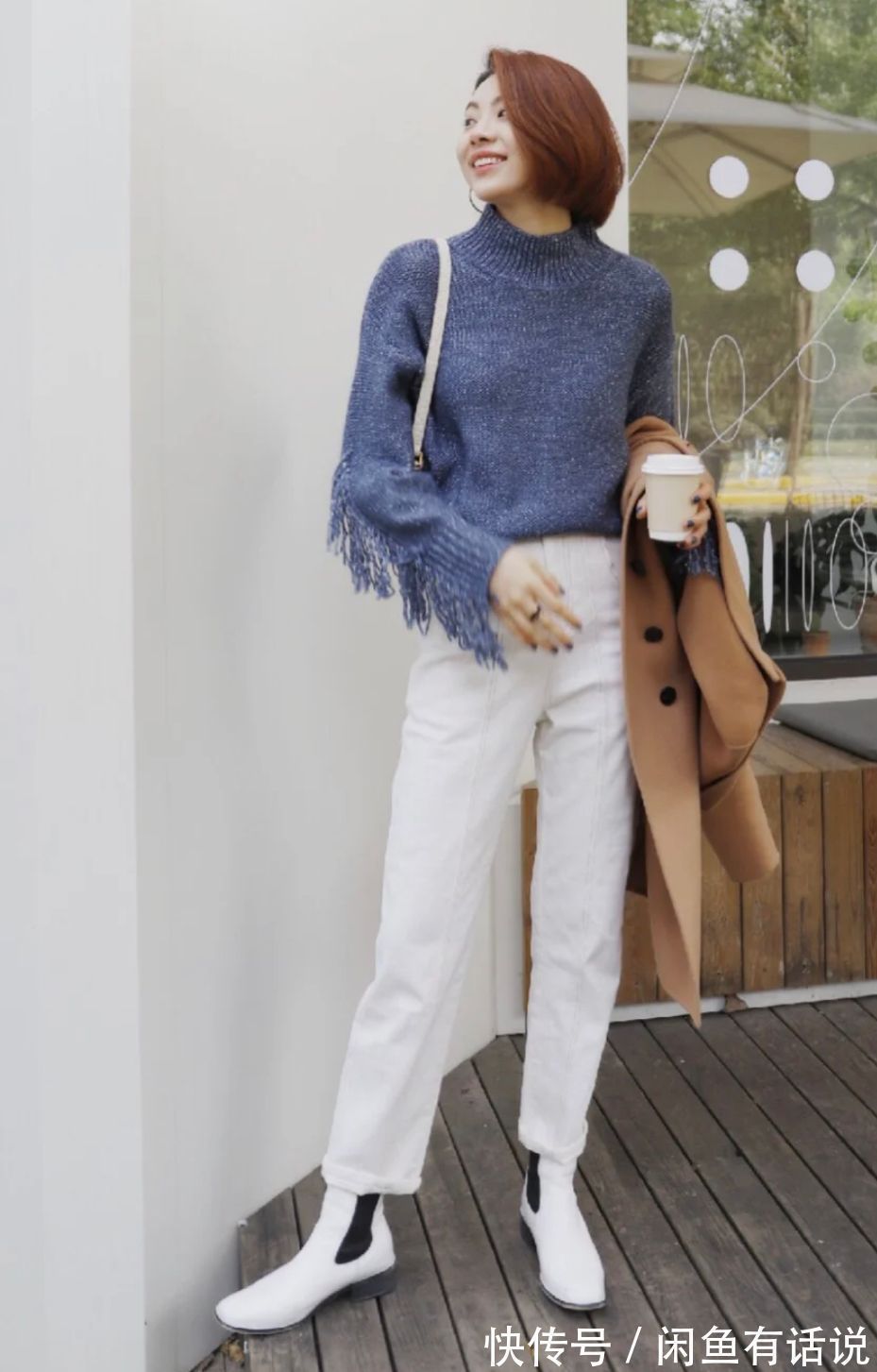 白裤子 不管是穿大衣还是羽绒服,今年流行搭配“白裤子”,时髦又高级感