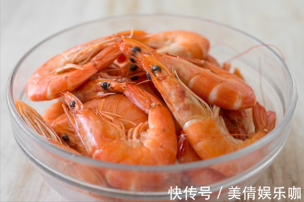 白灼虾|新鲜大虾上市了,白灼虾切记不要用水煮,教你一招,鲜味不流失