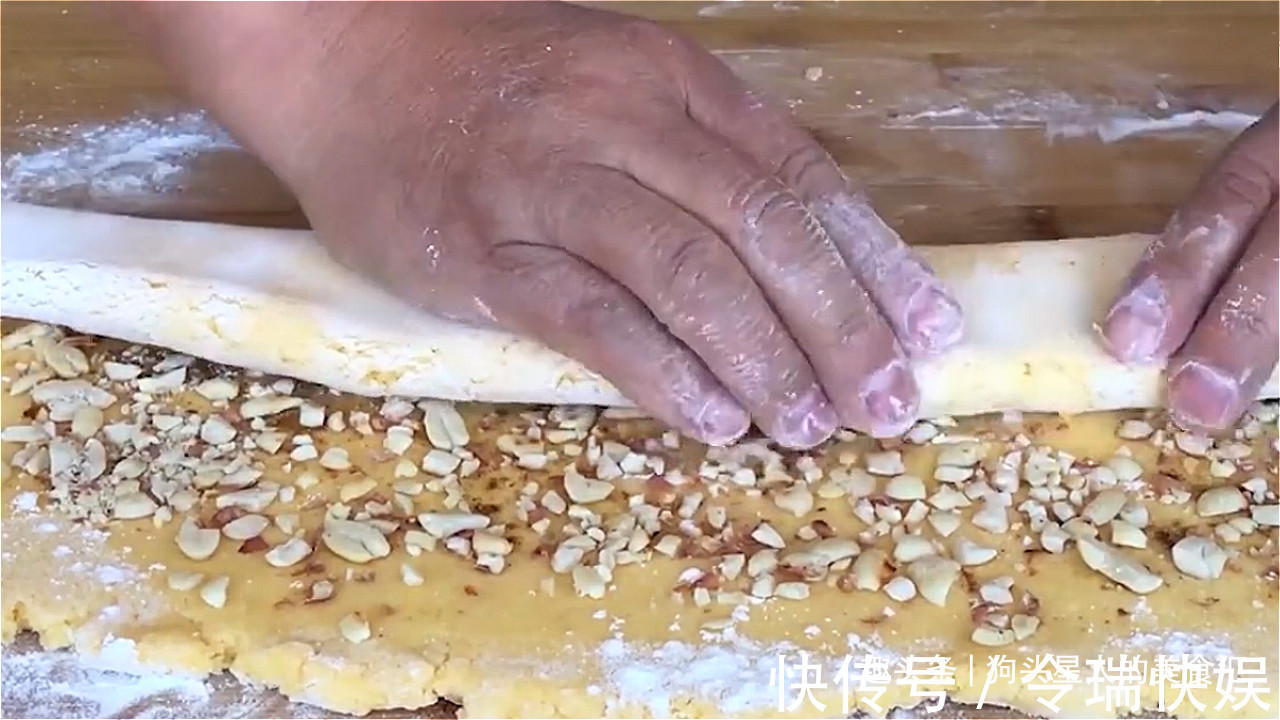 做法|玉米面最好吃的做法,看着都流口水,暄软细腻,越嚼越香