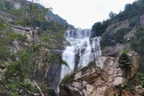 天台磐安游之四，踏上试与黄果树瀑布一决高低的天台山桐柏大瀑布