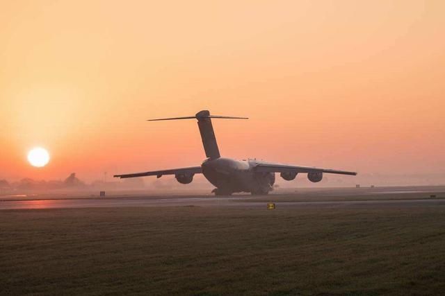 直径 2米风扇直径的大发动机2台一起装机试飞