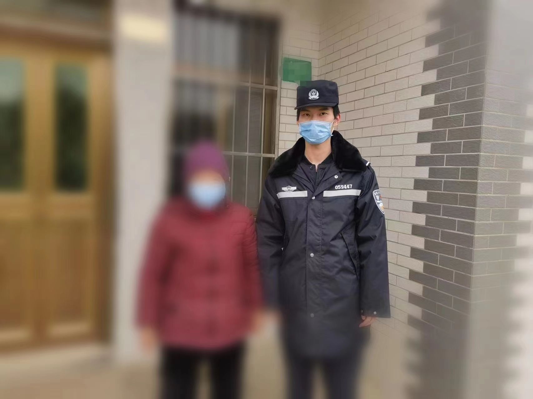 两名老人独行遇险，民警及时救助