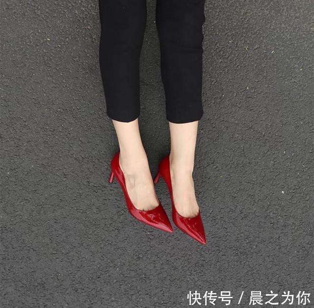 脚型 尖头细跟鞋显示出女人的敏捷和细腻,有着不可替代的地位