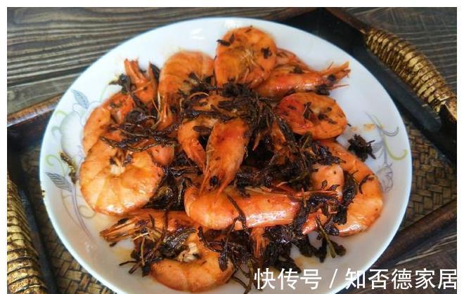 茶叶|大虾只会炒番茄?教你一个新吃法,加一把茶叶,准保味道香酥好吃
