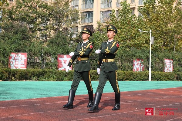 升旗仪式|向国旗敬礼，为祖国点赞——天安门国旗护卫队走进华侨城小学