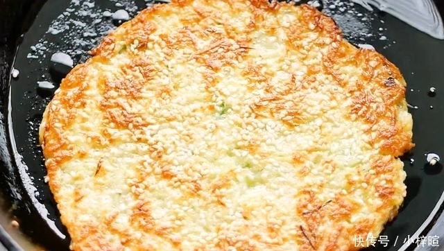 早餐|土豆丝不要炒菜啦,一搅一拌做成早餐饼,焦香酥脆,5分钟出锅