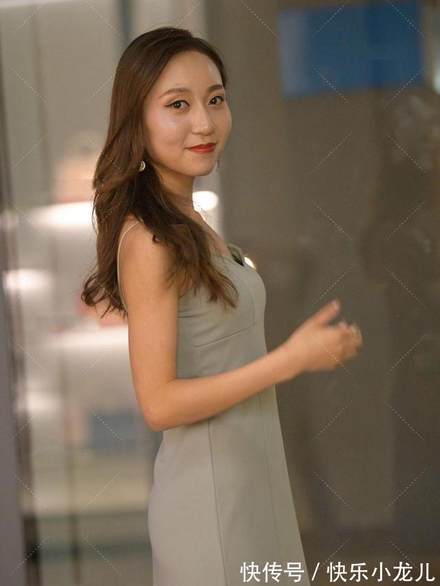 文艺风格 灰白色连衣裙,独特的裙摆设计,彰显出时尚大气的感觉