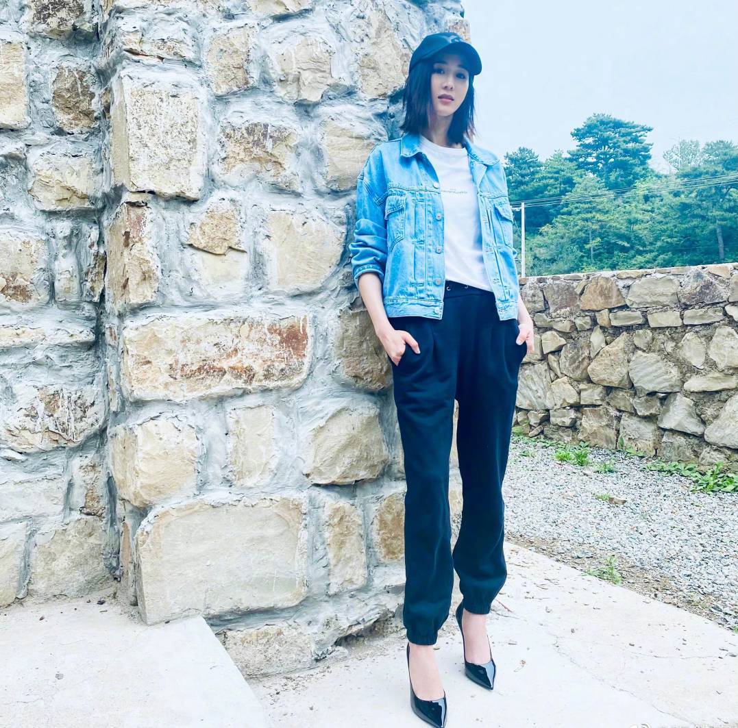 裤装|张钧甯不愧为真女神,穿牛仔外套超时髦,打扮简单却难掩高级感