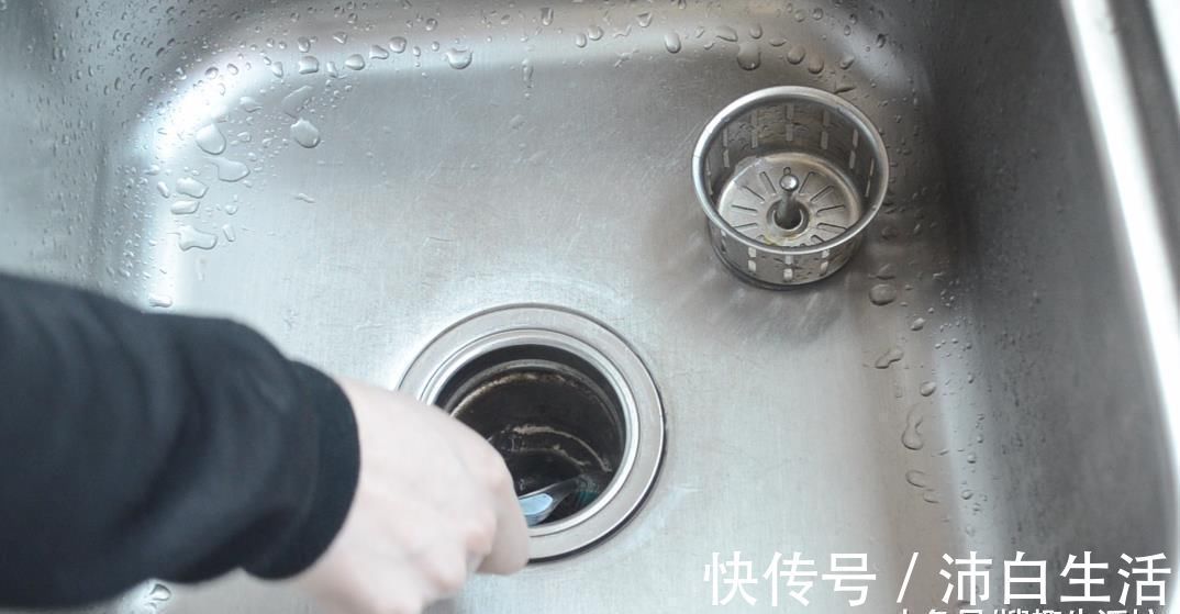洗碗槽的排水口又脏又臭难清洗 用这个方法能帮你解决, 省钱又实用
