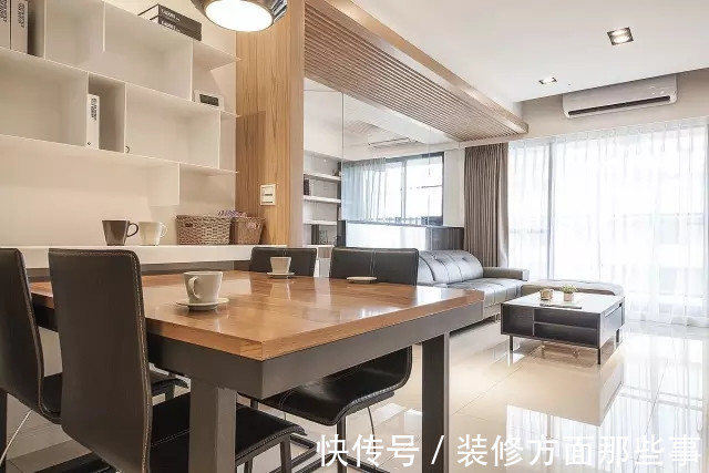 玄关|115平现代风二居室,玄关柜子墙收纳性超强