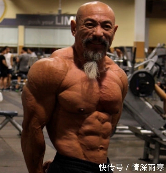 54岁老人疯狂锻炼，炼成真实版的“龟仙人”走红，网友：还真像