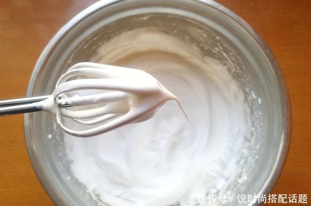 一款不用抹面的奶油蛋糕,非常适合新手学做,颜值和味道不输买的