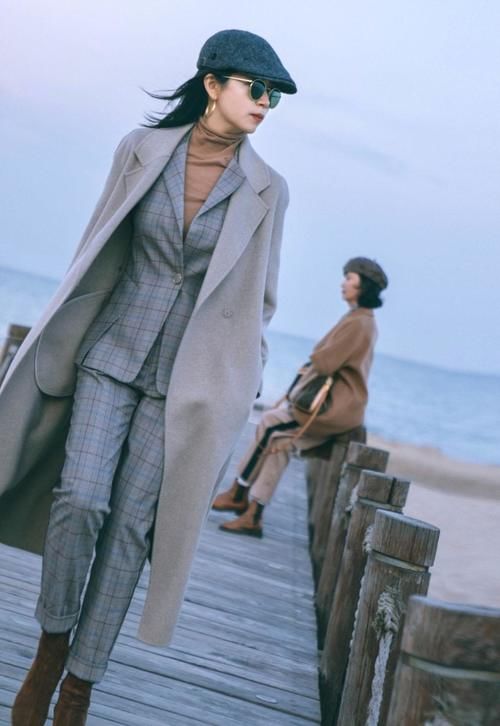 2021流行“西装＋大衣”的穿法，优雅干练又时髦，前提是选对款式