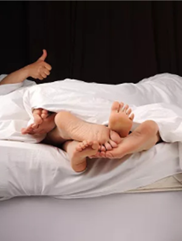 男性|异性同睡时，男性3个小动作让女性很“受用”，要主动发起进攻