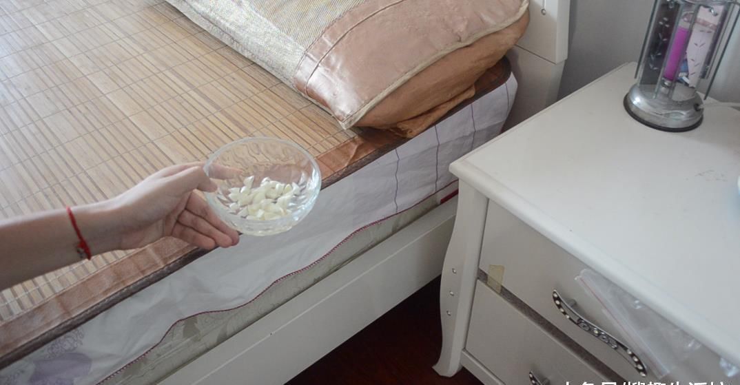 大蒜和白醋混合在一起, 这个作用太棒了, 解决了很多人的烦恼