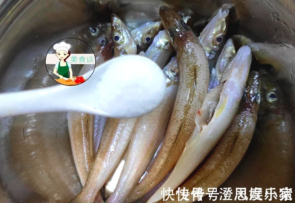 步骤|煎鱼时,下锅前多做这两个步骤,鱼肉不散、不破皮,比刷姜片管用