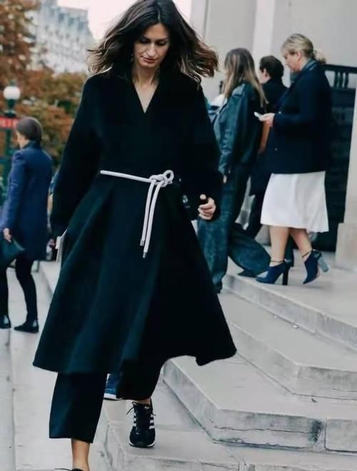 ?女人到了中年，这才是你该有的穿搭：大衣+阔腿裤，时髦又减龄