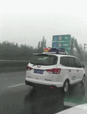 |搞笑GIF趣图:这位选手,打水漂大赛用这个是犯规的